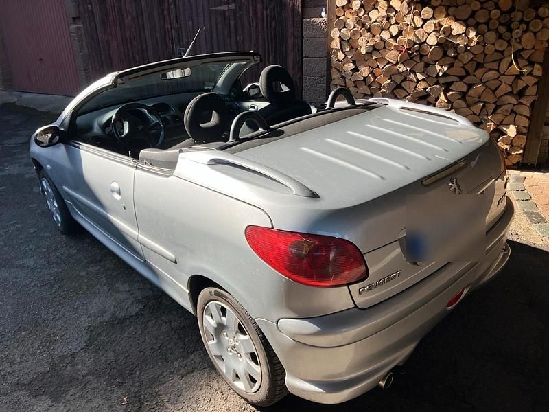 Gebraucht Peugeot 206 CC 100 PS (73 kW) 2004 Silber Cabrio