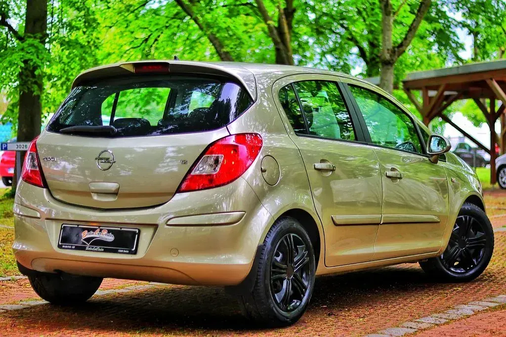 Usata Opel Corsa 80 CV (58 kW) 2007 Oro Utilitaria