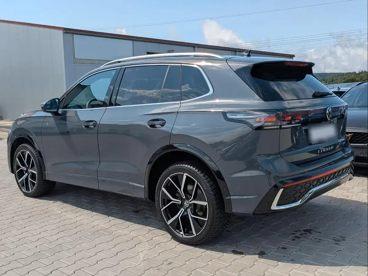 Gebraucht VW Tiguan R-line 193 PS (141 kW) 2025 Grau SUV