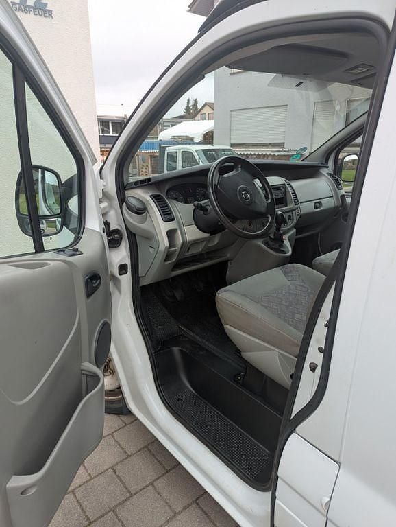 Second-hand Opel Vivaro 101 CP (74 kW) 2006 Alb Monovolum