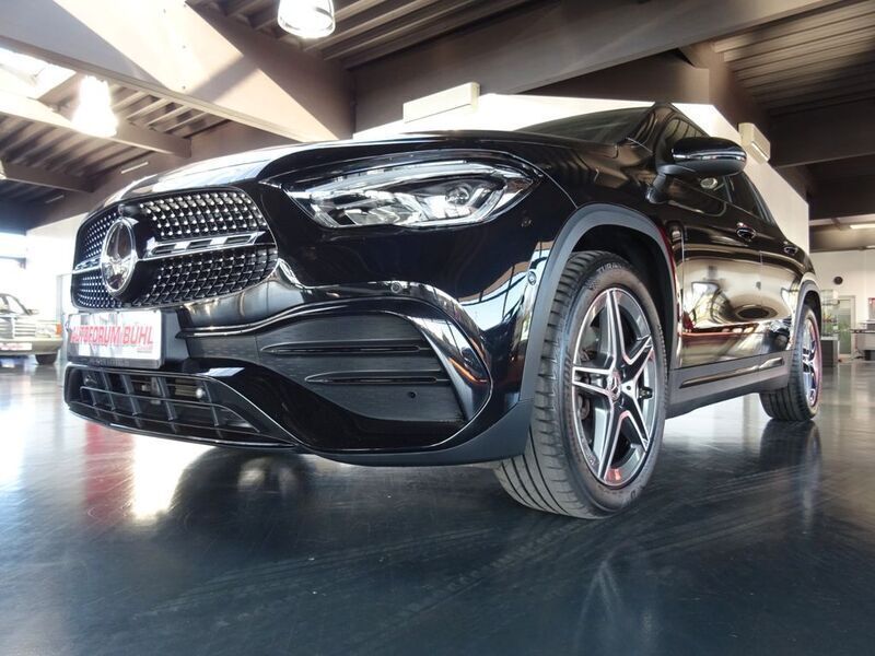 Schwarz Gebraucht 2020 Mercedes GLA200 AMG line SUV | 38.480 € (Etwas zu teuer) - Bild 1/4