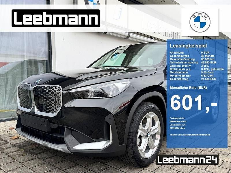 Saphirschwarz metallic Neu 2025 BMW iX1 Performance SUV | 51.950 € (Fairer Preis) - Bild 1/4
