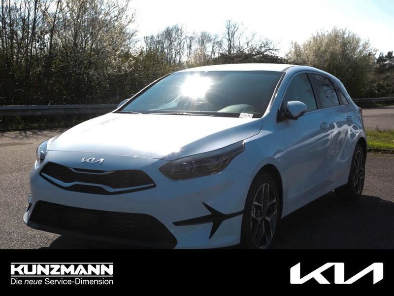 Carraraweiß Neu 2025 Kia Ceed Limousine | 26.979 € (Fairer Preis) - Bild 1/4