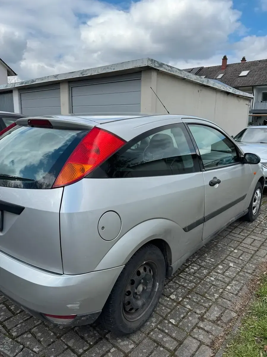 Gebraucht Ford Focus Trend 75 PS (55 kW) 1999 Grau Kleinwagen