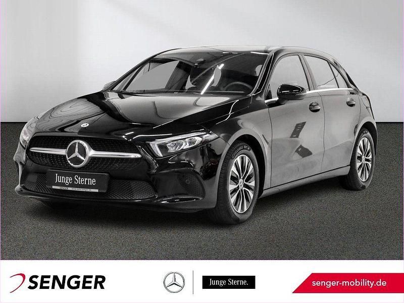 Unilack nachtschwarz Gebraucht 2022 Mercedes A200 Style Limousine | 24.980 € (Fairer Preis) - Bild 1/4