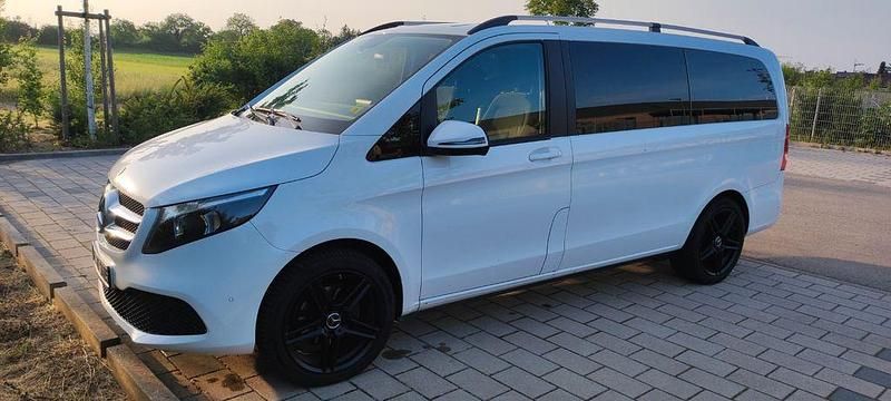 Weiß Gebraucht 2019 Mercedes V220 Van / Kleinbus | 31.000 € (Guter Preis) - Bild 1/4