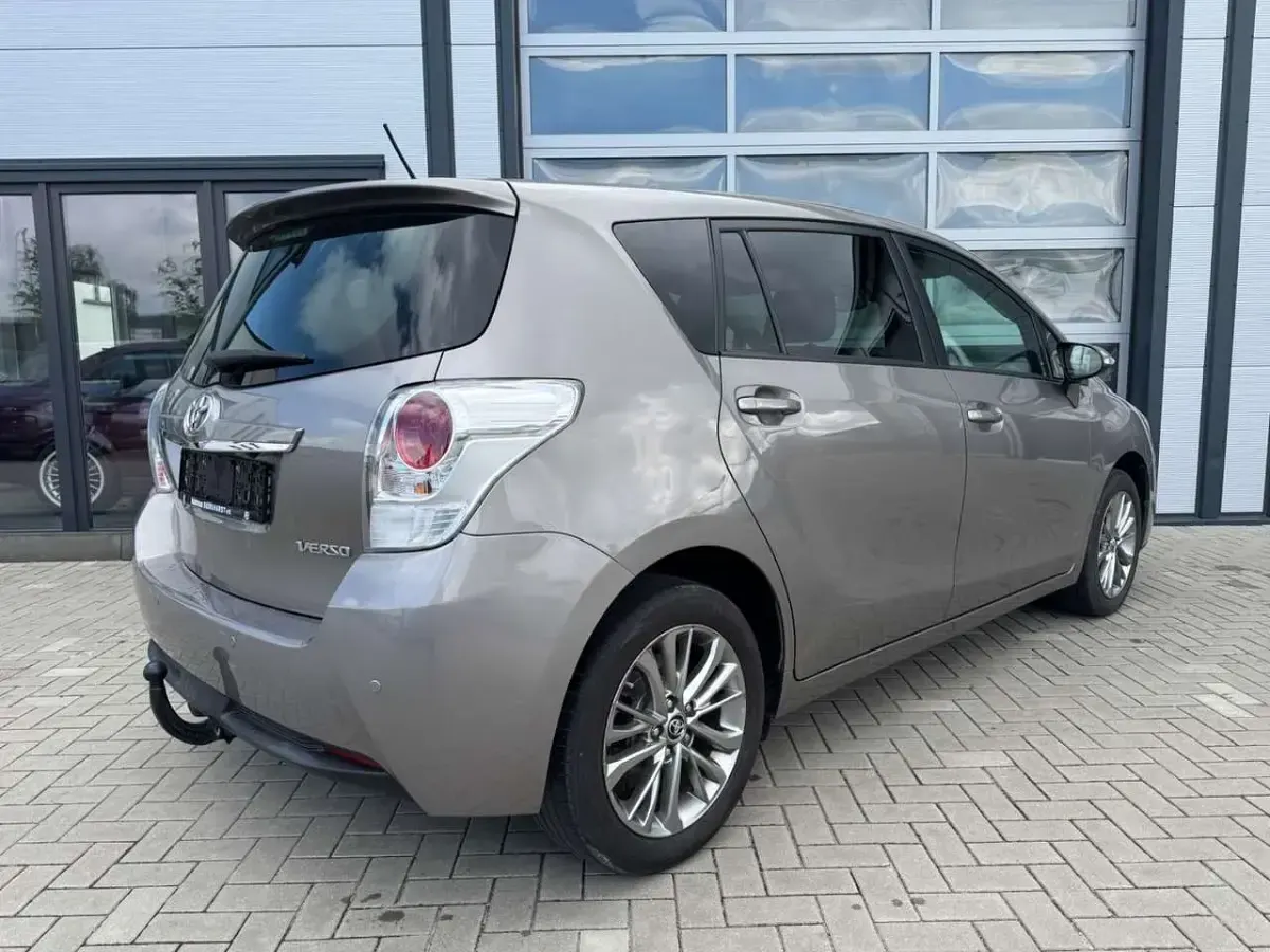 Gebraucht Toyota Verso Comfort 132 PS (97 kW) 2014 Avant garde bronze Van / Kleinbus