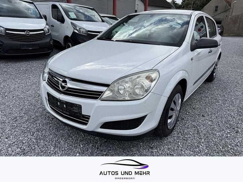 Weiß Gebraucht 2009 Opel Astra Selection Limousine | 1.799 € (Guter Preis) - Bild 1/4