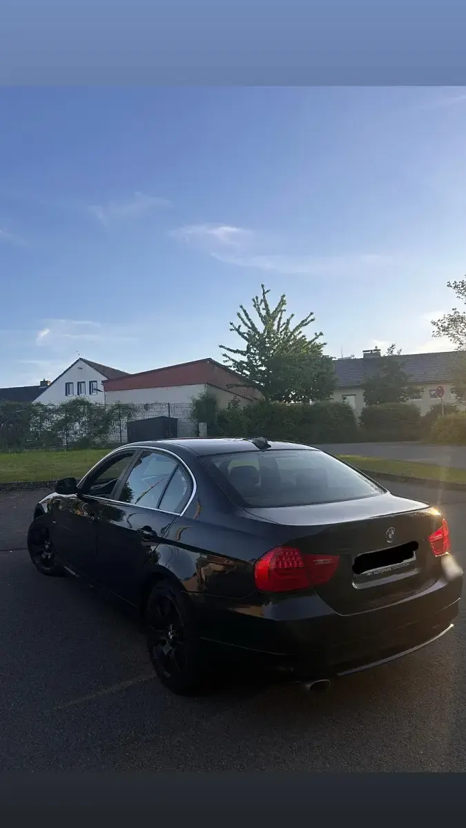 Gebraucht BMW 320 184 PS (135 kW) 2010 Schwarz Limousine