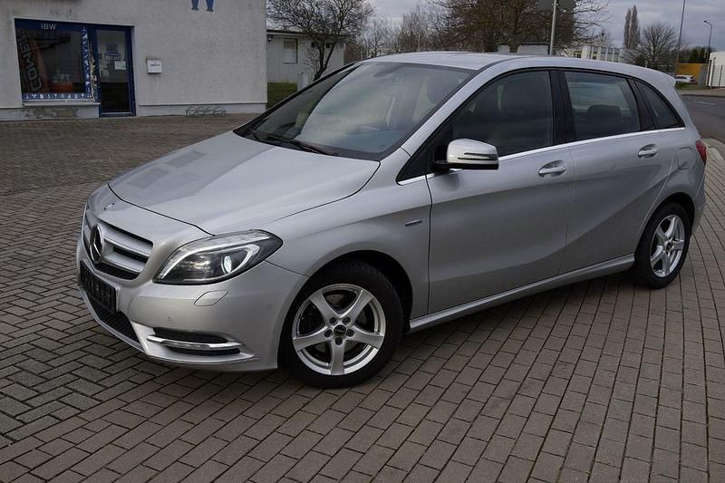 Silber Gebraucht 2012 Mercedes B180 Van / Kleinbus | 5.499 € (Fairer Preis) - Bild 1/4