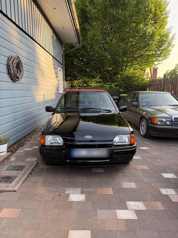 Schwarz Gebraucht 1990 Ford Escort Cabriolet Ghia Cabrio | 3.890 € - Bild 1/4