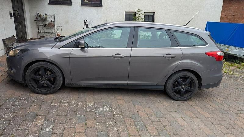 Grau Gebraucht 2011 Ford Focus Titanium Limousine | 3.200 € (Guter Preis) - Bild 1/4