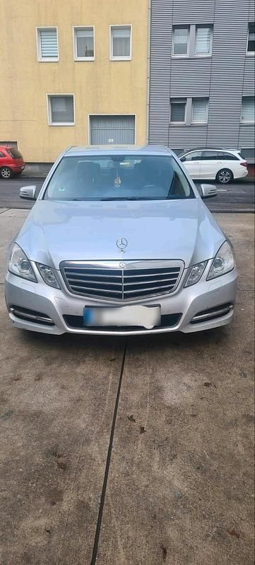 Silber Gebraucht 2011 Mercedes E220 Limousine | 14.500 € (Teuer) - Bild 1/4