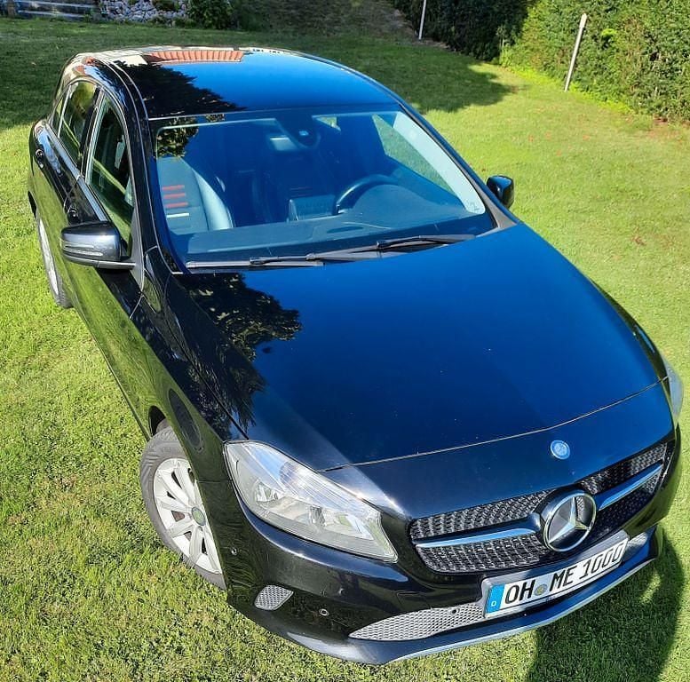 Schwarz Gebraucht 2016 Mercedes A180 Limousine | 10.900 € (Guter Preis) - Bild 1/4