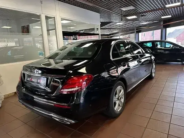 Gebraucht Mercedes E220 Avantgarde 194 PS (142 kW) 2016 Schwarz Limousine