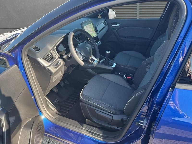 Neu Renault Captur Techno 91 PS (66 kW) 2025 Ironblau + blackpearlschwarz SUV