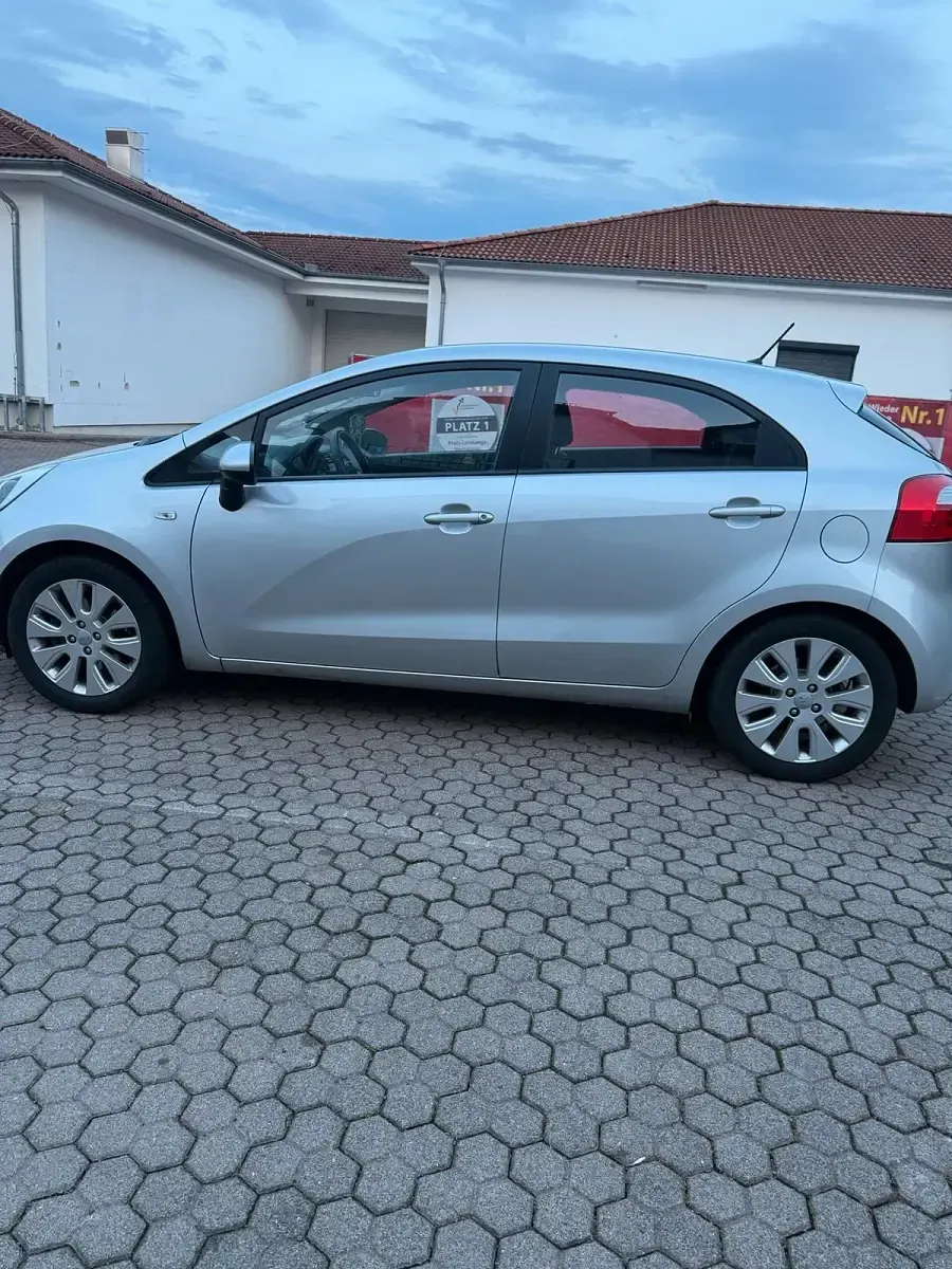 Gebraucht Kia Rio 109 PS (80 kW) 2011 Silber Limousine