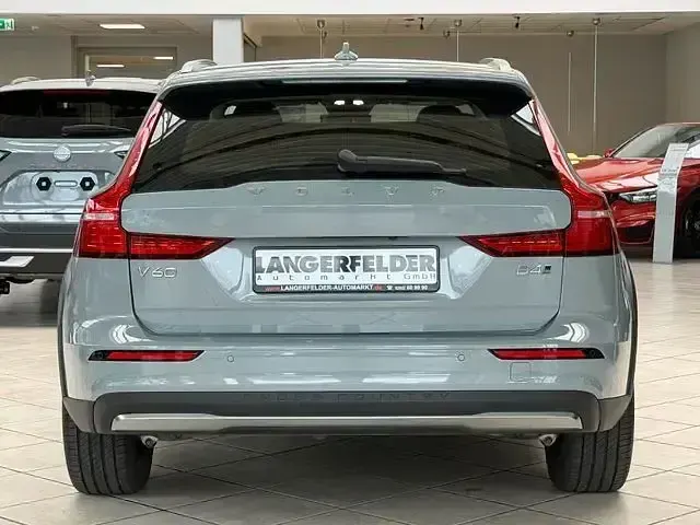 Używany Volvo V60 CC Plus 197 KM (144 kW) 2023 Szary Kombi