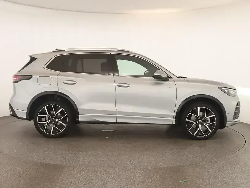 Gebraucht VW Tiguan R-line 193 PS (141 kW) 2024 Oyster silver SUV