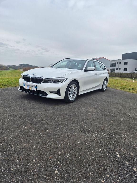 Weiß Gebraucht 2020 BMW 330 Sport Line Kombi | 32.400 € (Fairer Preis) - Bild 1/4