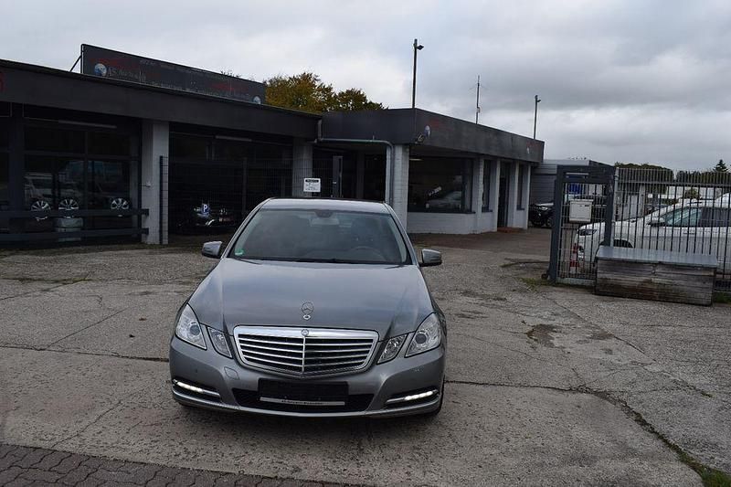 Silber Gebraucht 2011 Mercedes E220 Limousine | 12.900 € (Fairer Preis) - Bild 1/4