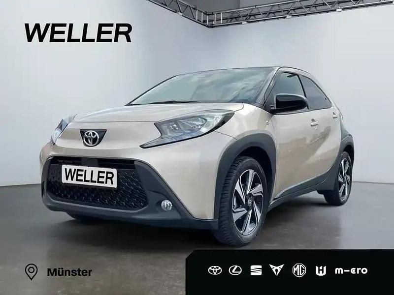 Ginger beige metallic/dach mysticschwarz mica Neu 2025 Toyota Aygo Kleinwagen | 16.890 € - Bild 1/3