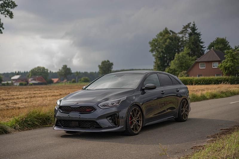 Grau Gebraucht 2020 Kia ProCeed GT Kleinwagen | 23.000 € (Fairer Preis) - Bild 1/4