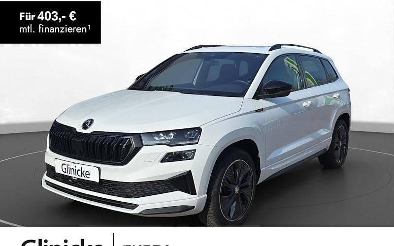 Moonweiß metallic Gebraucht 2024 Skoda Karoq SportLine SUV | 39.920 € (Etwas zu teuer) - Bild 1/3