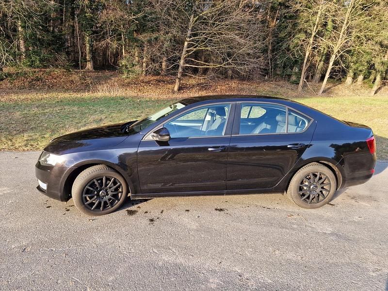 Schwarz Gebraucht 2014 Skoda Octavia Limousine | 7.600 € (Guter Preis) - Bild 1/4