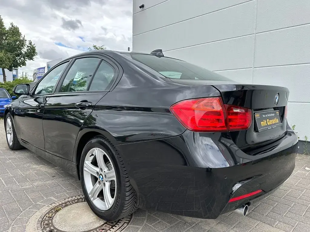 Gebraucht BMW 318 Sport Line 143 PS (105 kW) 2013 Black sapphire metallic Limousine