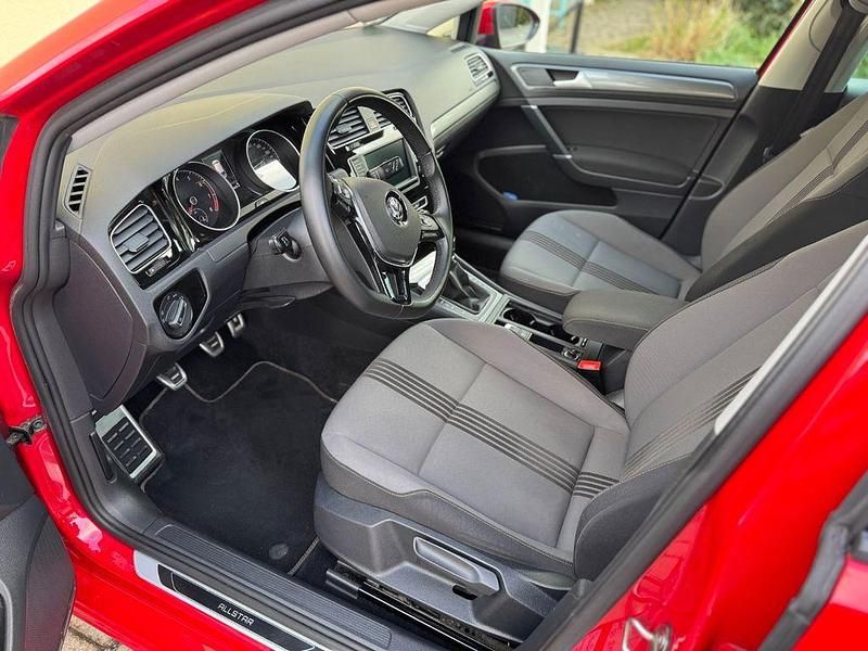 Gebraucht VW Golf VII Allstar 110 PS (80 kW) 2016 Rot Limousine