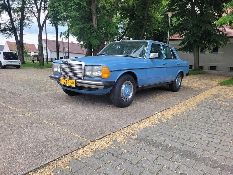 Blau Gebraucht 1982 Mercedes E300 Limousine | 4.200 € - Bild 1/4