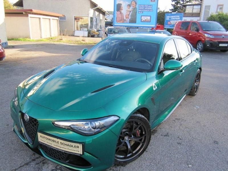 Gruen Gebraucht 2023 Alfa Romeo Giulia Quadrifoglio Limousine | 63.909 € - Bild 1/4