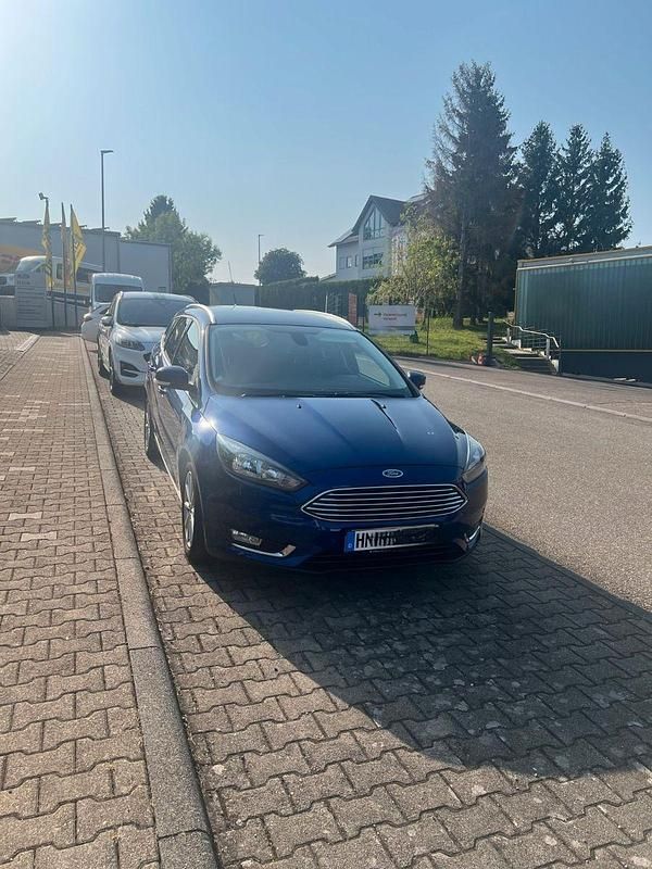 Blau Gebraucht 2016 Ford Focus Titanium Limousine | 8.000 € (Fairer Preis) - Bild 1/4