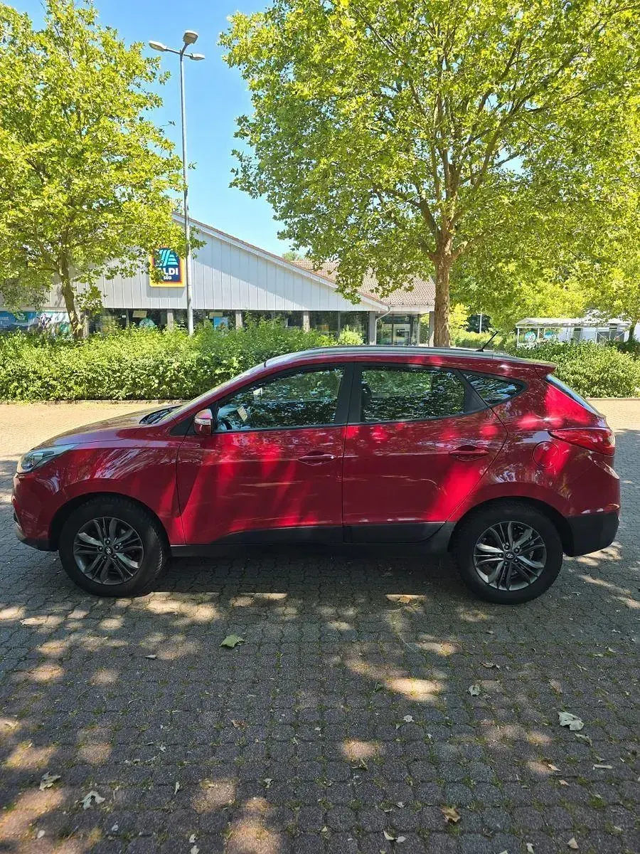 Gebraucht Hyundai ix35 Trend 166 PS (122 kW) 2015 Rot SUV