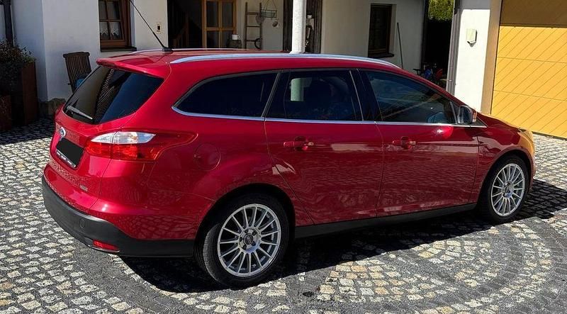 Używany Ford Focus Titanium 105 KM (77 kW) 2014 Czerwony Sedan/Limuzyna