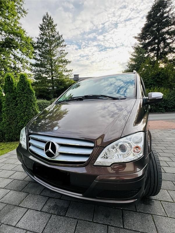 Braun Gebraucht 2012 Mercedes Viano Van / Kleinbus | 17.000 € - Bild 1/4