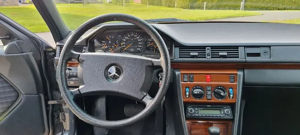 Używany Mercedes E300 220 KM (161 kW) 1990 Czarny Sedan/Limuzyna