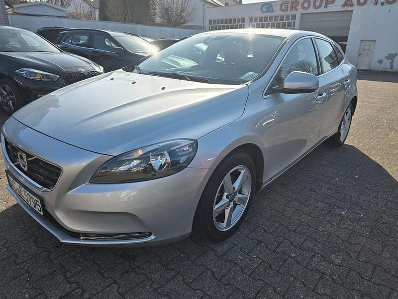 Gebraucht Volvo V40 Momentum 114 PS (83 kW) 2015 Silber Limousine