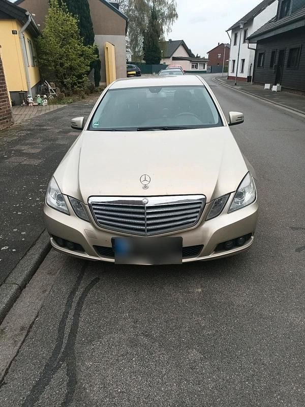 Gebraucht Mercedes E250 204 PS (150 kW) 2009 Gold Limousine