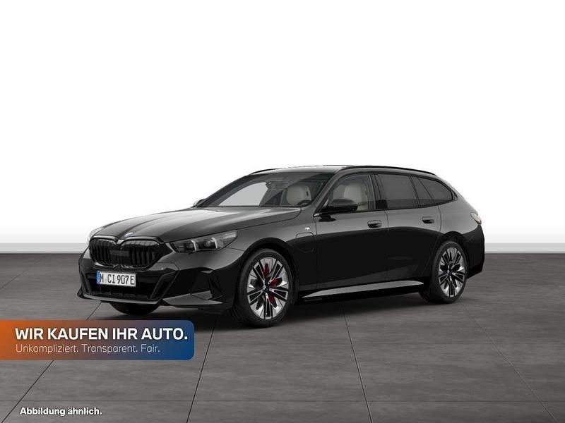Gebraucht BMW 550e Comfort Edition 489 PS (359 kW) 2025 Black sapphire metallic Kombi