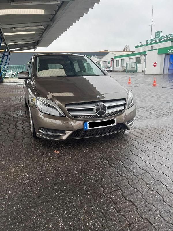 Grau Gebraucht 2014 Mercedes B220 Van / Kleinbus | 12.300 € (Guter Preis) - Bild 1/4
