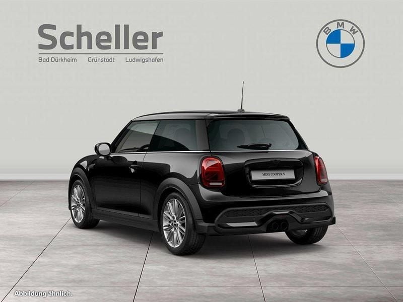 Gebraucht Mini Cooper S Classic 178 PS (130 kW) 2023 Midnight black metallic Kleinwagen