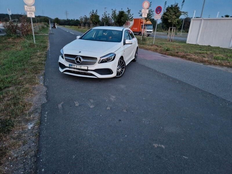 Weiß Gebraucht 2018 Mercedes A200 AMG line Limousine | 17.299 € (Guter Preis) - Bild 1/4