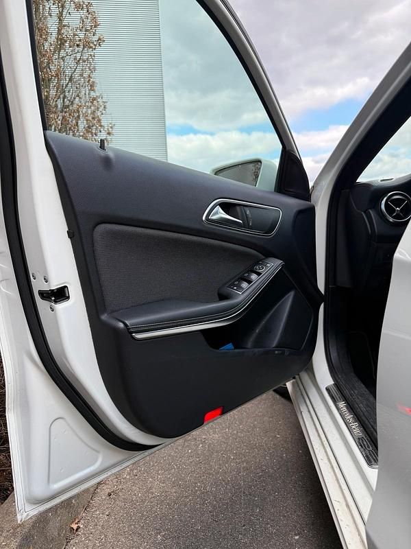 Gebraucht Mercedes A180 109 PS (80 kW) 2015 Weiß Kleinwagen