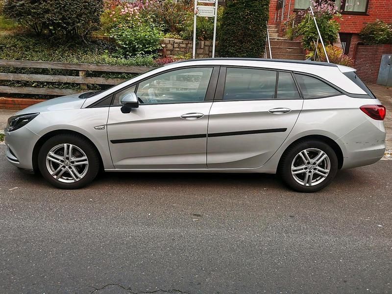 Silber Gebraucht 2016 Opel Astra Kombi | 6.100 € (Etwas zu teuer) - Bild 1/4
