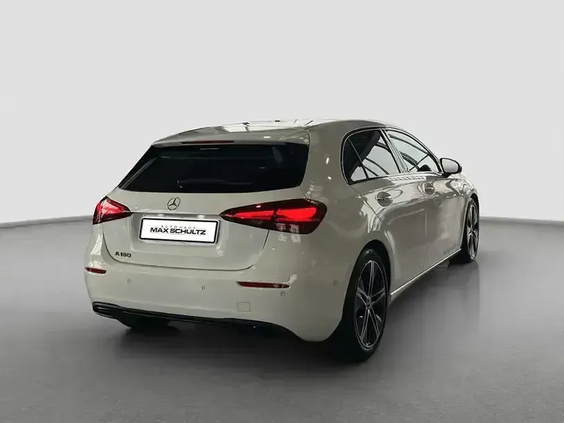 Gebraucht Mercedes A180 Night 136 PS (100 kW) 2026 Unilack polarweiß Limousine
