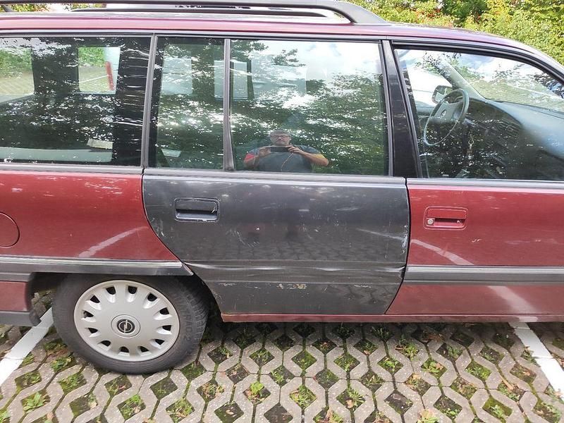 Second-hand Opel Omega 116 CP (85 kW) 1993 Roșu Break