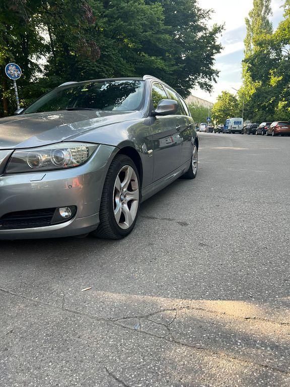 Grau Gebraucht 2011 BMW 320 Lifestyle Kombi | 5.590 € (Fairer Preis) - Bild 1/4