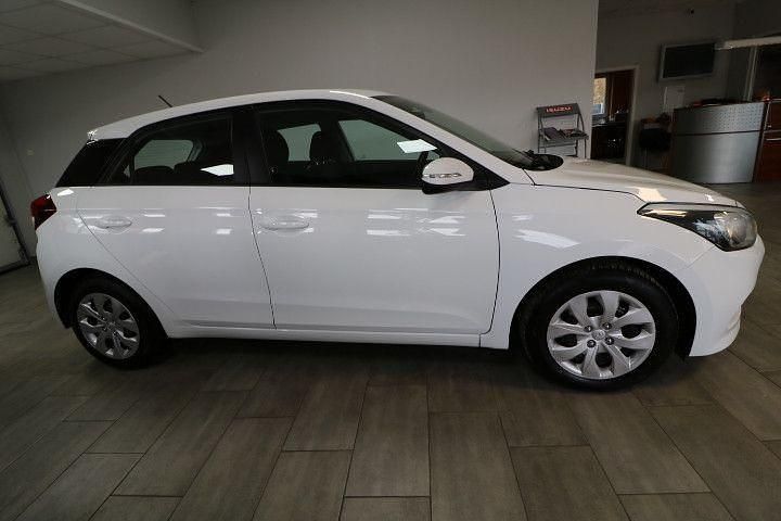 Gebraucht Hyundai i20 84 PS (61 kW) 2016 Weiß Limousine